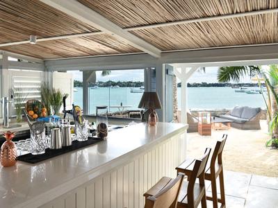 Moderner Barbereich mit Blick auf das Wasser und Sitzgelegenheiten im Freien