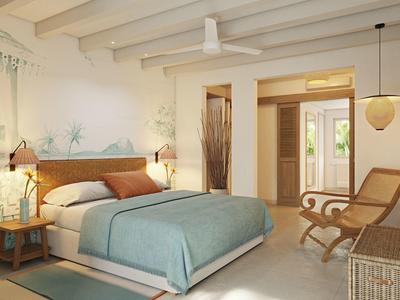 Helles Hotelzimmer mit Doppelbett, Holzdecke, Stuhl und Zugang zu Balkon oder Terrasse.