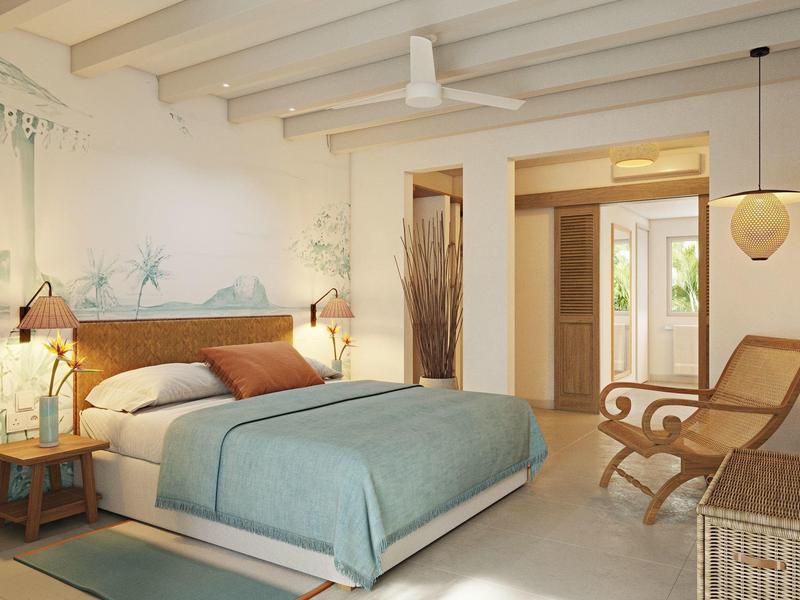 Helles Hotelzimmer mit Doppelbett, Holzdecke, Stuhl und Zugang zu Balkon oder Terrasse.