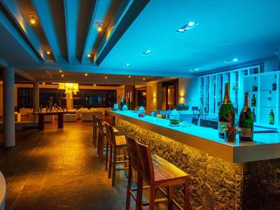 Moderne Hotelbar mit beleuchtetem Tresen, Stühlen und Flaschen in stilvoller Atmosphäre