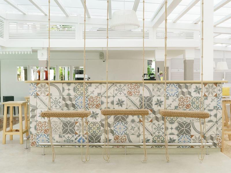 Jasne wnętrze z nowoczesnymi drewnianymi huśtawkami i dekoracyjnymi płytkami ściennymi.