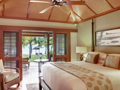 Gezellige hotelkamer met open uitzicht op een tropische tuin.