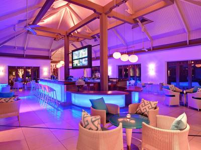 Moderner Hotelbarbereich mit stilvoller Beleuchtung und gemütlichen Sitzgelegenheiten.