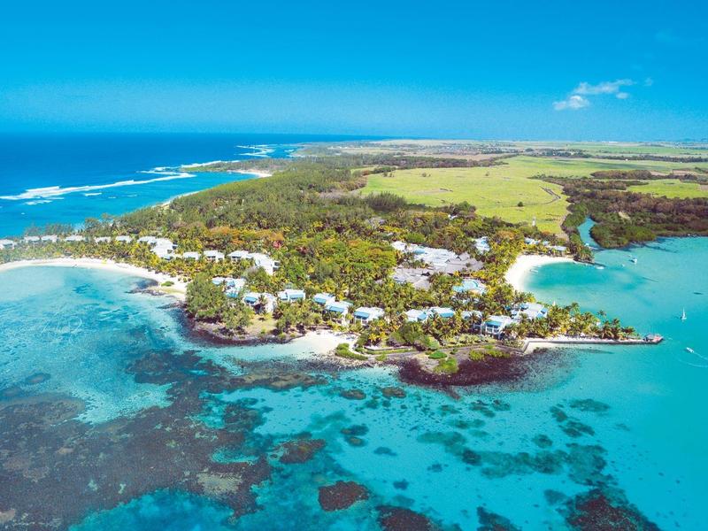 Luftaufnahme einer Insel mit weißem Sandstrand, grünem Wald und türkisblauem Meer.