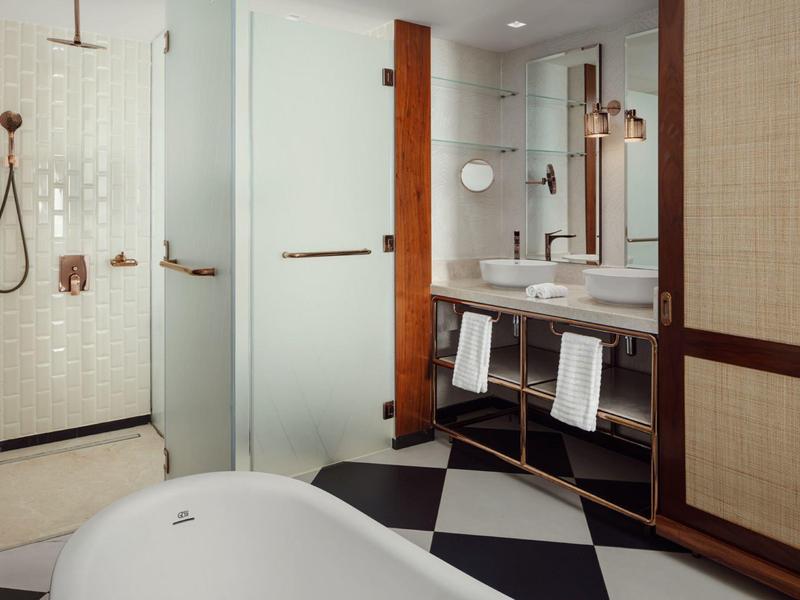 Moderne badkamer met vrijstaand bad, inloopdouche en dubbele wastafel.