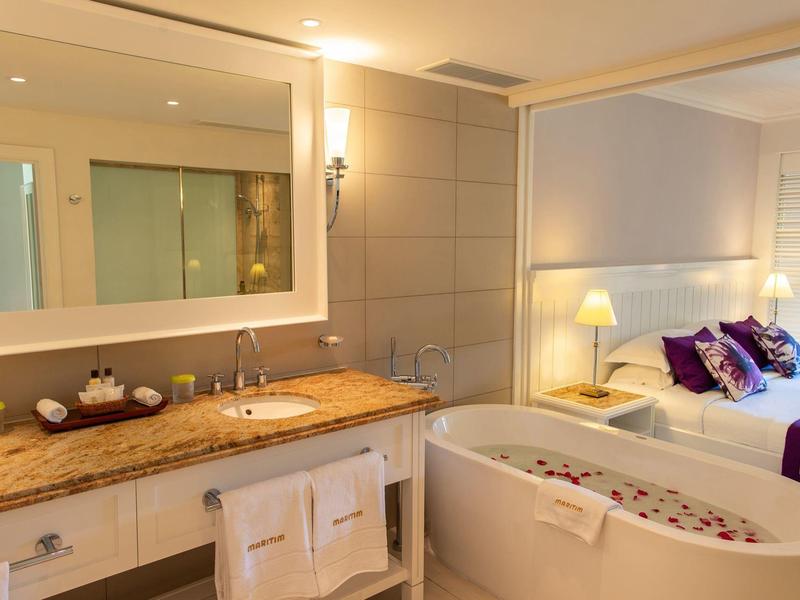 Luxe hotelkamer met bubbelbad en elegante inrichting in warm licht