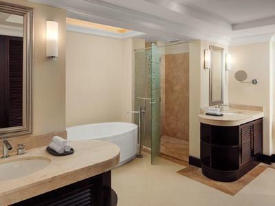 Luxe badkamer met vrijstaand bad, grote douche en moderne armaturen.