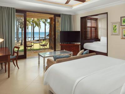 Lichte hotelkamer met tweepersoonsbed, balkon met uitzicht op zee en zithoek