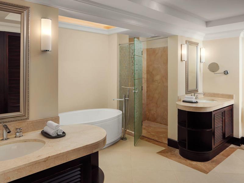 Luxe badkamer met vrijstaand bad, grote douche en moderne armaturen.