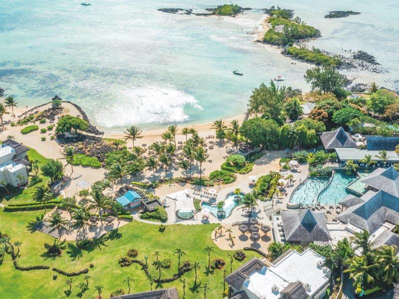 Widok z powietrza na tropikalny kurort nad morzem z plażami i zielonymi ogrodami.