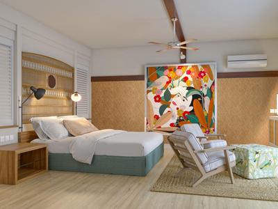 Moderní hotelový pokoj s manželskou postelí, křeslem, barevným obrazem a dřevěným dekorem.