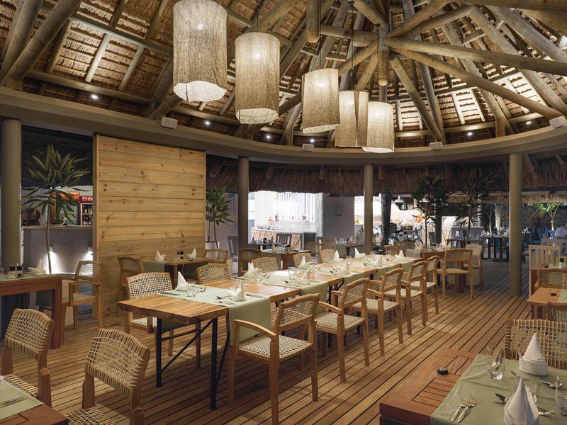 Gemütliches, modern eingerichtetes Restaurant mit Holzdecke und stilvoller Beleuchtung.