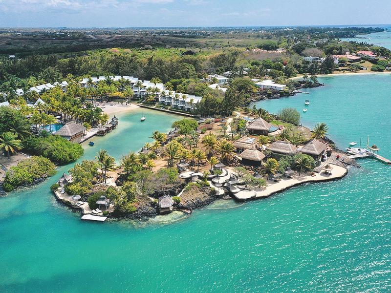 Ostrovní resort s vilami, bujnou zelení a čistou tyrkysovou mořskou vodou.