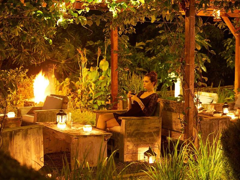 Esszimmer mit langem Holztisch, verschiedenen Stühlen und großen Weinregalen an den Wänden.