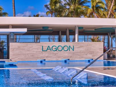 Moderner Poolbereich mit blauem Wasser und einem Schild mit der Aufschrift Lagoon