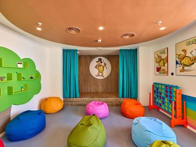 Bunt eingerichteter Aufenthaltsraum mit Sitzsäcken und Spielzeug in lebendigen Farben.