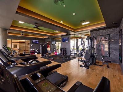 Moderner Fitnessraum mit Cardio- und Kraftgeräten in tollem Hotelambiente
