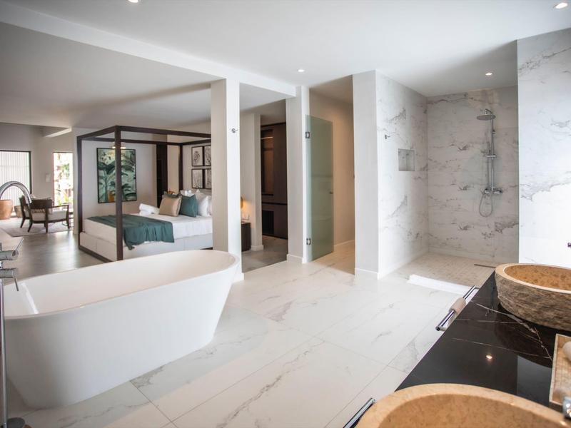 Großes modernes Bad mit freistehender Badewanne, begehbarer Dusche und Doppelwaschbecken.