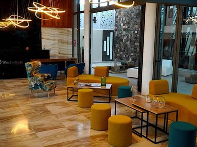 Moderní hotelová lounge se žlutými sedadly a útulným osvětlením