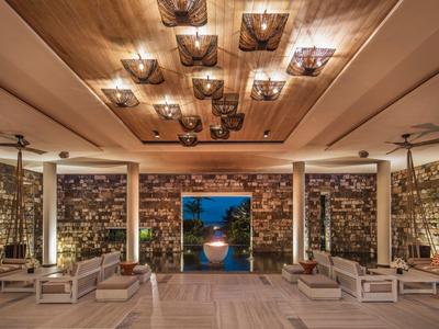 Elegantní venkovní posezení s pohodlnými sedadly a ambientním osvětlením v luxusním hotelu.