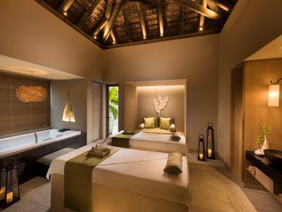 Moderní spa místnost s masážními lehátky a jemným osvětlením.