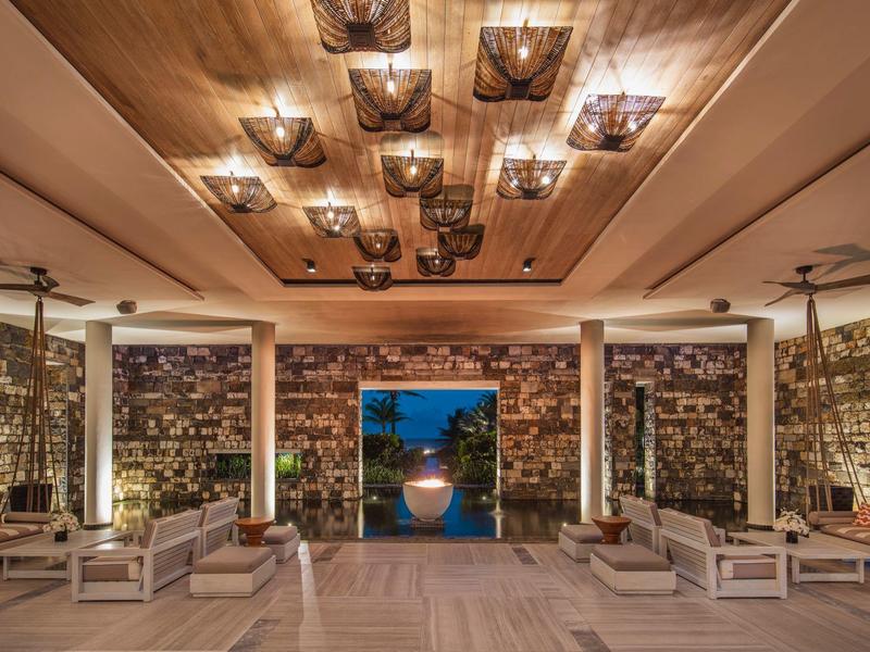 Elegantní venkovní posezení s pohodlnými sedadly a ambientním osvětlením v luxusním hotelu.