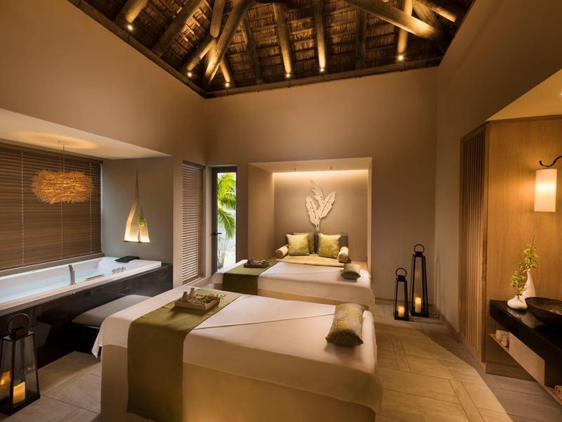 Moderní spa místnost s masážními lehátky a jemným osvětlením.