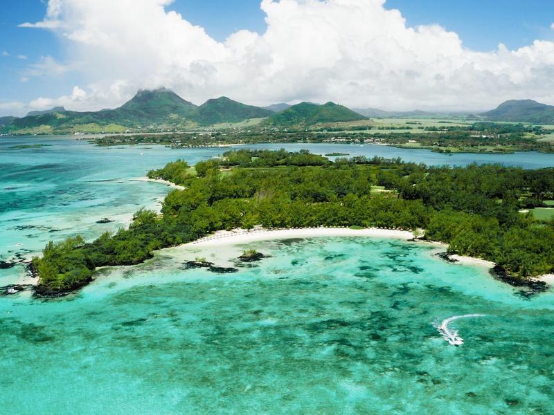 Luchtfoto van een tropisch eiland met witte zandstranden en turquoise wateren.