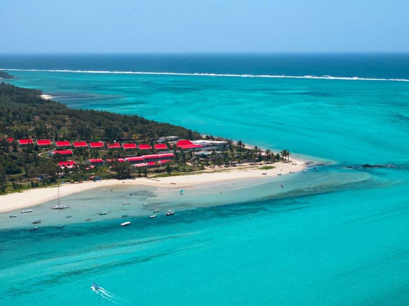 Luchtfoto van een tropisch resort met witte zandstranden en turquoise wateren