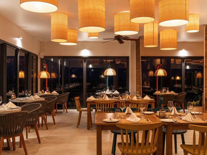 Elegantní restaurace s teplými dřevěnými tóny a měkkým osvětlením v noci.