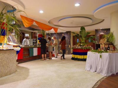 Intérieur d'hôtel avec un buffet décoré et des clients.