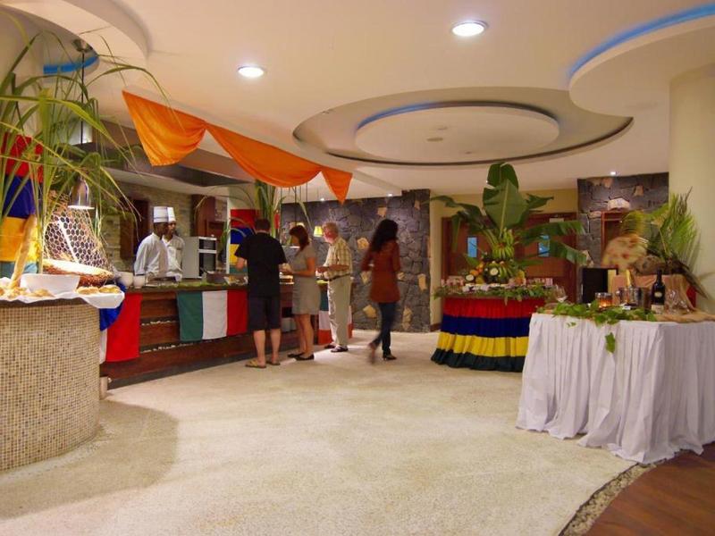 Intérieur d'hôtel avec un buffet décoré et des clients.