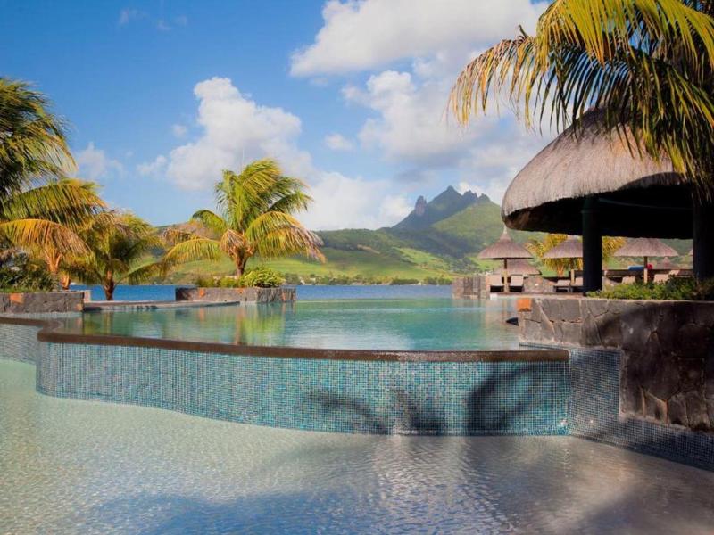 Piscine à débordement avec vue sur paysage tropical et montagnes par temps ensoleillé