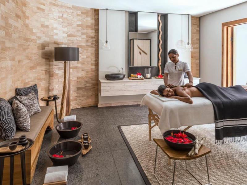 Moderne spa-kamer met massagetafel, voetenbaden en ontspannen sfeer.