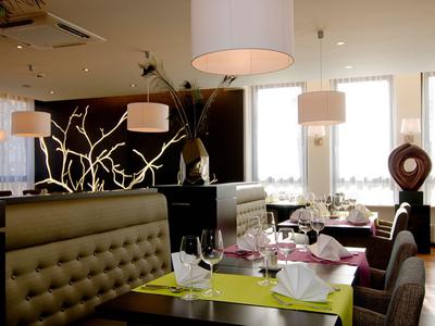 Restaurant moderne avec tables dressées et éclairage élégant