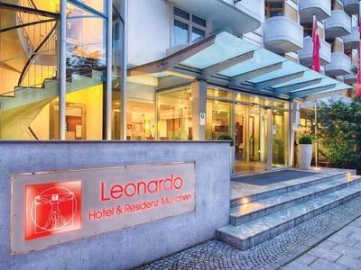 Ingang van een Leonardo Hotel met trap en verlicht bord bij schemering.