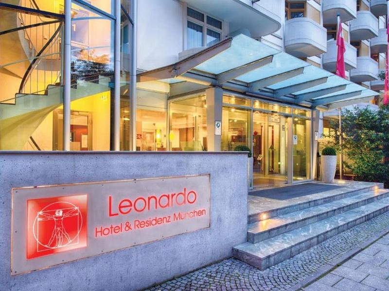 Ingang van een Leonardo Hotel met trap en verlicht bord bij schemering.
