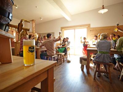 Interno di un bar con ospiti seduti ai tavoli che godono delle bevande.