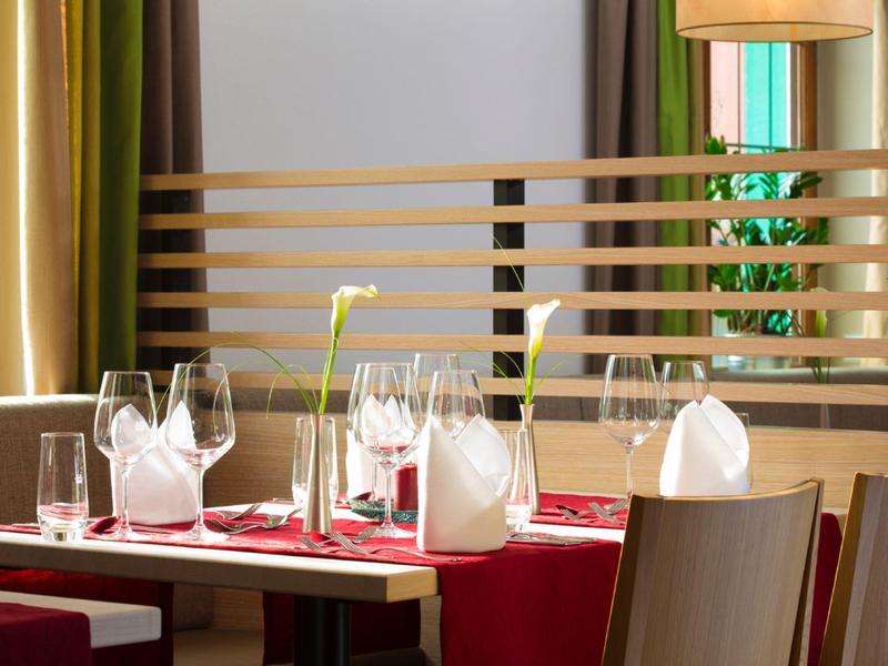 Elegancki stół jadalny z białymi serwetkami i szklankami w nowoczesnej restauracji.