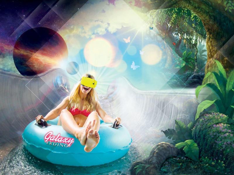 Dívka s žlutými slunečními brýlemi sedí na modrém nafukovacím kruhu v řece a drží láhve piva.