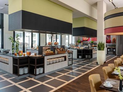 Restaurant moderne avec sièges élégants et buffet ouvert.