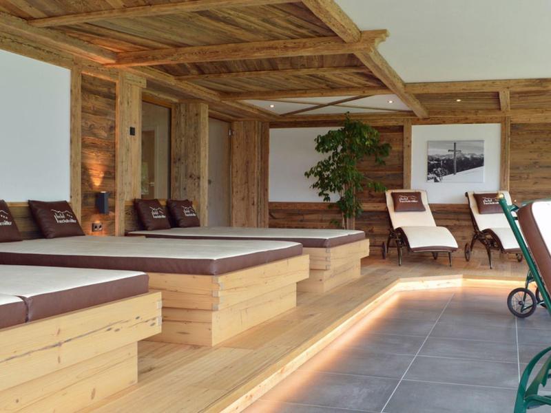 Espace spa confortable avec des lits en bois, un éclairage tamisé et une atmosphère détendue.