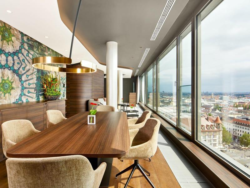 Nowoczesna sala konferencyjna z panoramicznymi oknami i widokiem na miasto w hotelu.