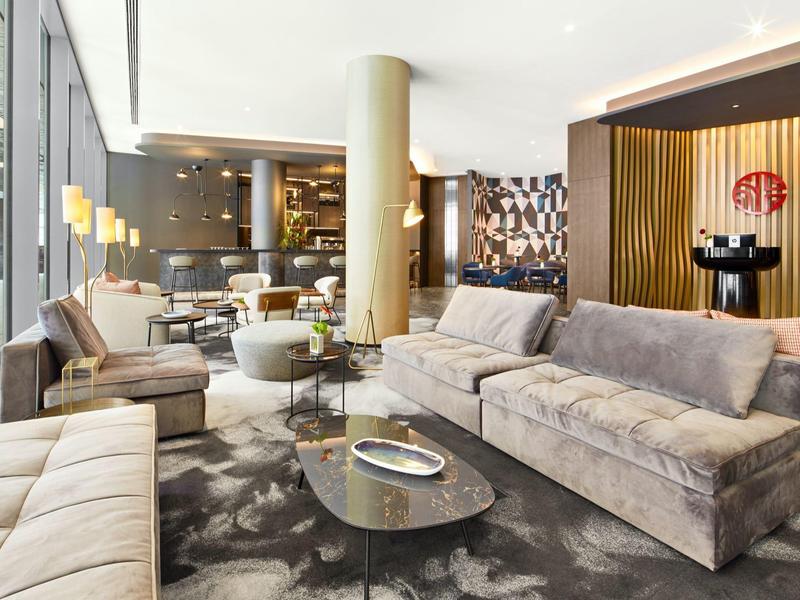 Nowocześnie urządzone lobby hotelowe z wygodnymi sofami i eleganckim designem.