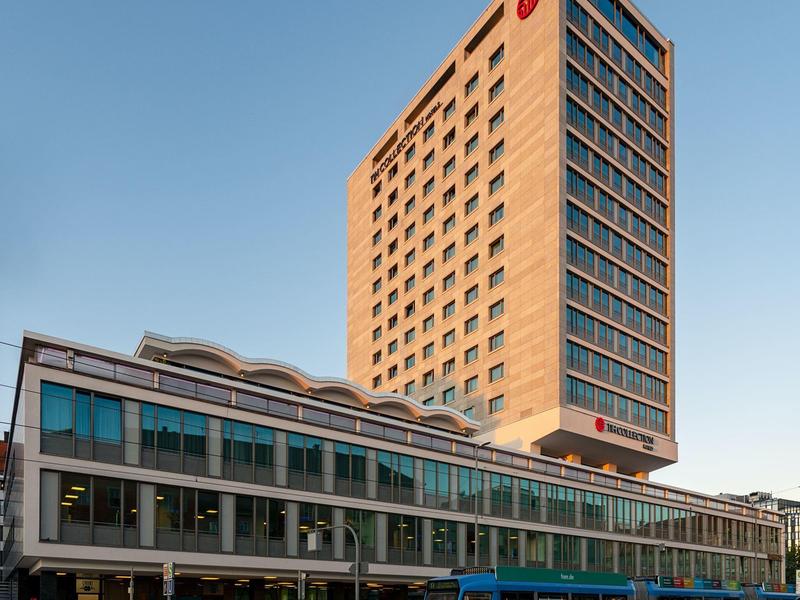 Nowoczesny hotel wieżowiec obok tramwaju w mieście pod czystym niebem.