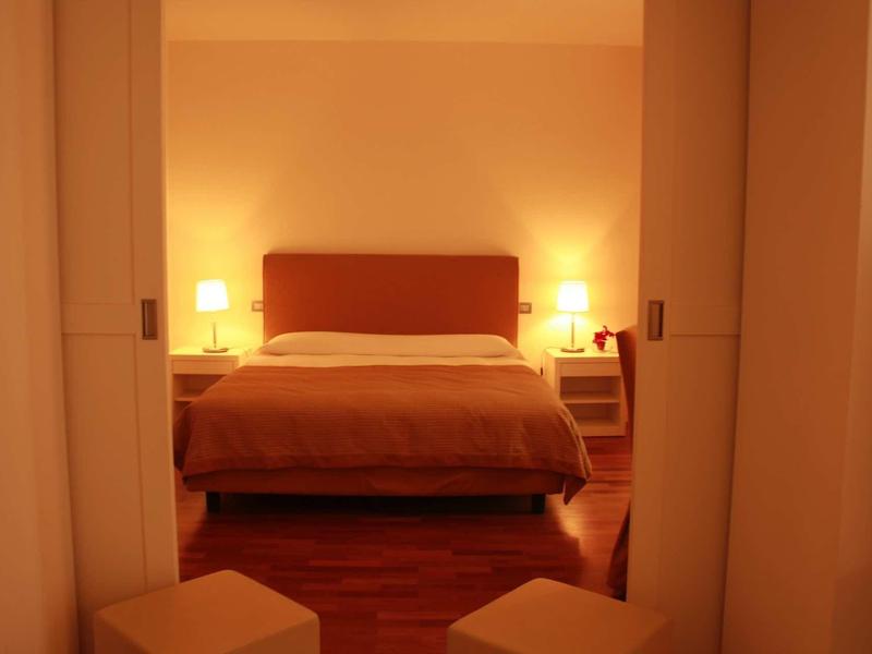 Gezellige slaapkamer met tweepersoonsbed en twee nachtkastjes met lampen.