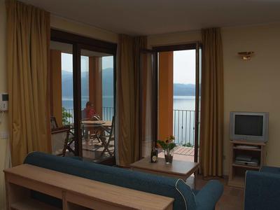 Wohnzimmer mit Sitzbereich und Balkon mit Meerblick