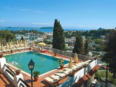 Area piscina con lettini vista città e mare sotto cielo azzurro