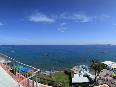 Panoramablick auf das Meer und Küstenhäuser bei klarem Himmel