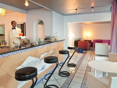 Persona che fa yoga sulla spiaggia con il mare e il cielo nuvoloso sullo sfondo